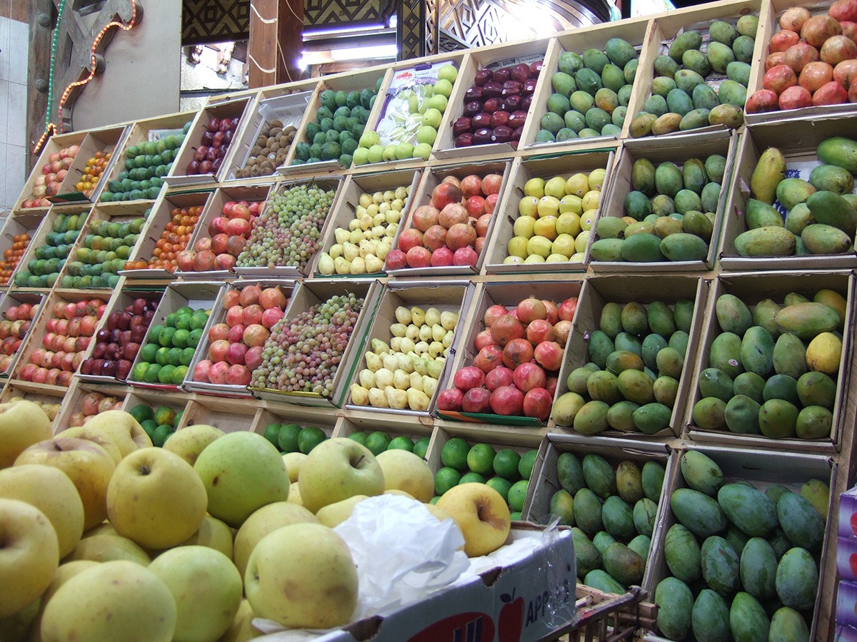 Красивые витрины для овощей и фруктов на рынке